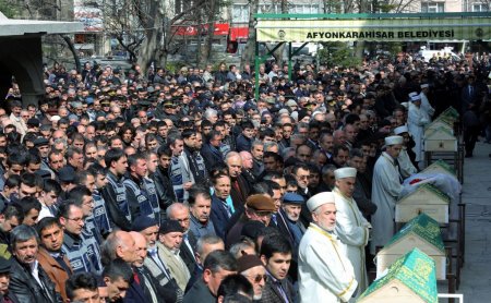 Almanya'da yangında ölen aile, gözyaşları içinde toprağa verildi