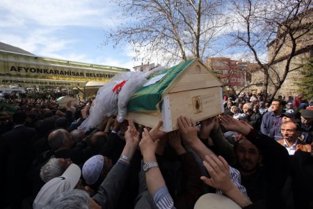 Almanya'da yangında ölen aile, gözyaşları içinde toprağa verildi
