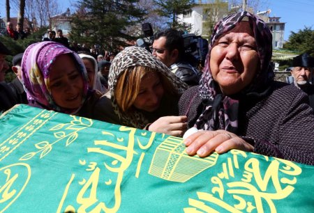 Almanya'da yangında ölen aile, gözyaşları içinde toprağa verildi