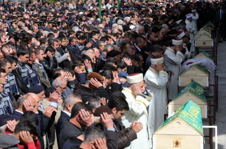 Almanya'da yangında ölen aile, gözyaşları içinde toprağa verildi