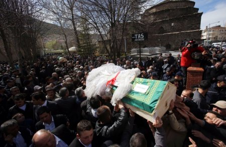 Almanya'da yangında ölen aile, gözyaşları içinde toprağa verildi