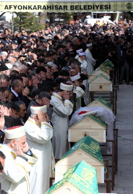 Almanya'da yangında ölen aile, gözyaşları içinde toprağa verildi
