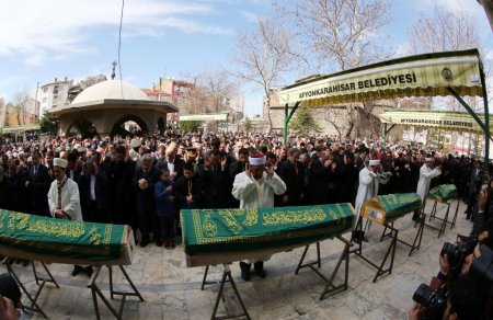 Almanya'da yangında ölen aile, gözyaşları içinde toprağa verildi
