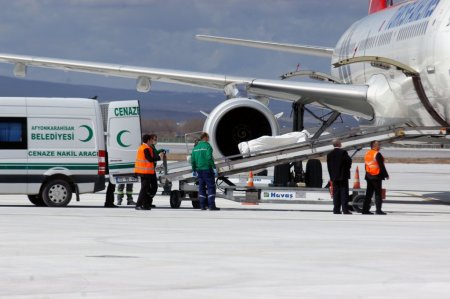Almanya'daki yangında ölen anne ve 7 çocuğu havayolu ile Kütahya'ya getirildi