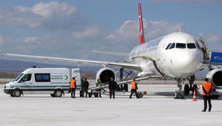 Almanya'daki yangında ölen anne ve 7 çocuğu havayolu ile Kütahya'ya getirildi
