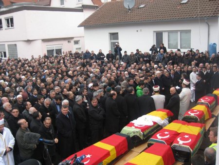 Almanya'daki yangında ölenler için cenaze namazı kılındı