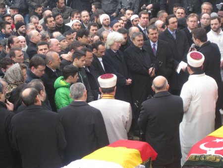 Almanya'daki yangında ölenler için cenaze namazı kılındı