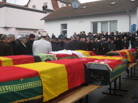 Almanya'daki yangında ölenler için cenaze namazı kılındı