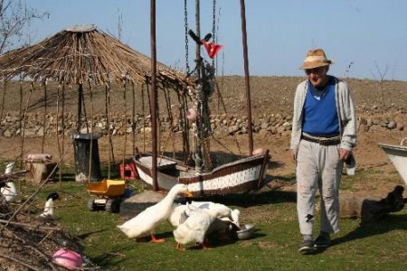 Almanya'dan Bıktı, 10 Yıldır Karadeniz Kıyısında Yaptığı Kulübede Yaşıyor
