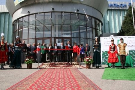 Almatı’da düzenlenen eğitim fuarına büyük ilgi