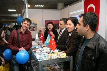 Almatı’da düzenlenen eğitim fuarına büyük ilgi