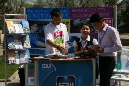 Almatı’da düzenlenen eğitim fuarına büyük ilgi