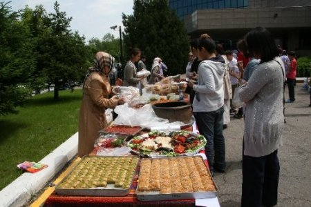 Almatı’da Türk el sanatları kermesi yoğun ilgi gördü