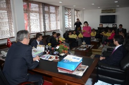 Alparslanlı öğrenciler, polislerin gününü kutladı