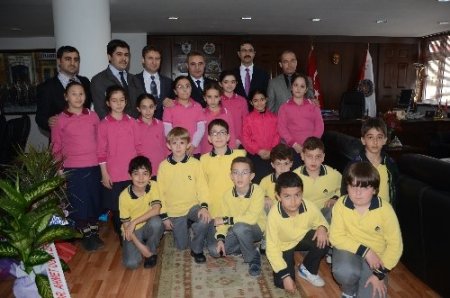 Alparslanlı öğrenciler, polislerin gününü kutladı