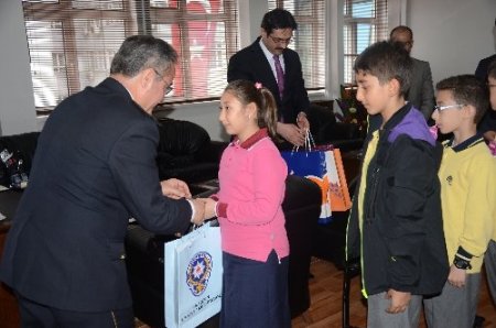 Alparslanlı öğrenciler, polislerin gününü kutladı