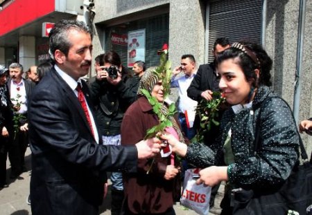 Alperenler, Gül Ve Lokum Dağıttı