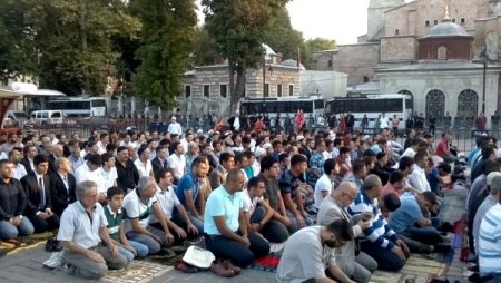Alperenler Bayram Namazını Ayasofya'nın Önünde Kıldı