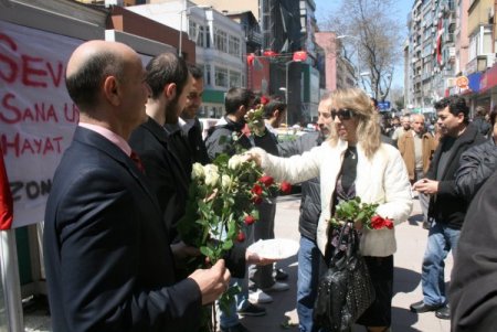 Alperenler Gül Ve Lokum Dağıttı