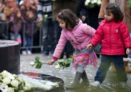 Alphen aan den Rijn saldırısının ikinci yıldönümünde anma töreni