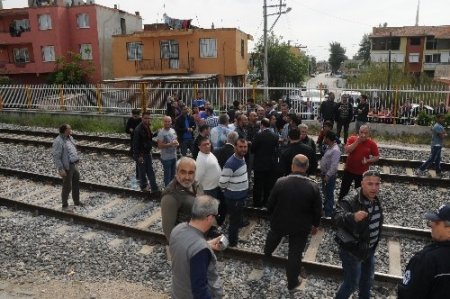 Altgeçit isteyen mahalleli İZBAN seferlerini durdurdu