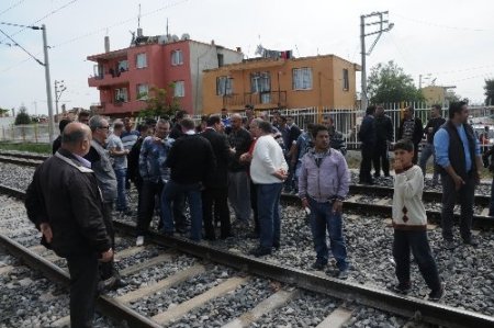 Altgeçit isteyen mahalleli İZBAN seferlerini durdurdu