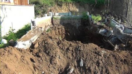 Altı kişinin kemikleri bir tabuta konuldu, mahalleli tepki gösterdi