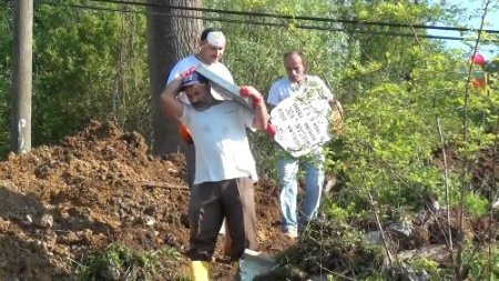 Altı kişinin kemikleri bir tabuta konuldu, mahalleli tepki gösterdi
