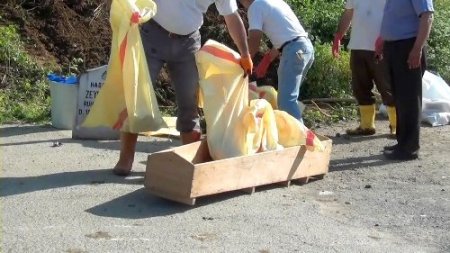 Altı kişinin kemikleri bir tabuta konuldu, mahalleli tepki gösterdi