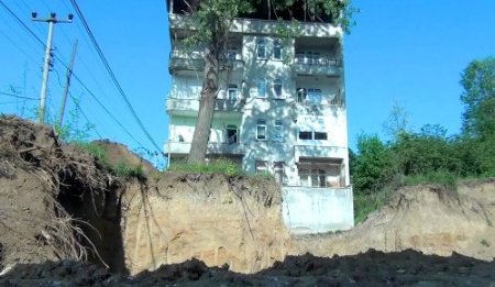 Altı kişinin kemikleri bir tabuta konuldu, mahalleli tepki gösterdi