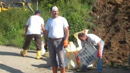 Altı kişinin kemikleri bir tabuta konuldu, mahalleli tepki gösterdi
