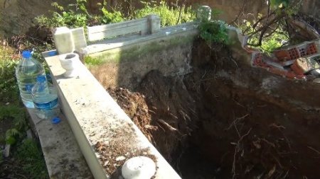 Altı kişinin kemikleri bir tabuta konuldu, mahalleli tepki gösterdi