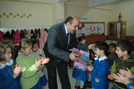 Altın Ayı Ödüllü 'bal' Filminin Küçük Yıldızı Okulunda Coşkuyla Karşılandı