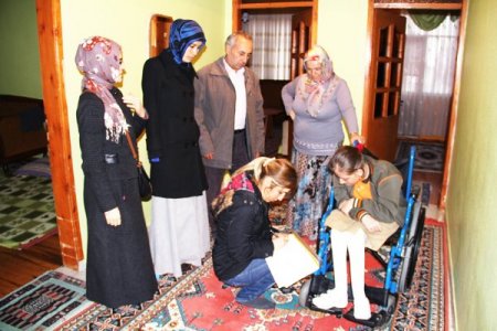 Altın çöpler, akülü araç yolu gözleyen engellilere umut oldu