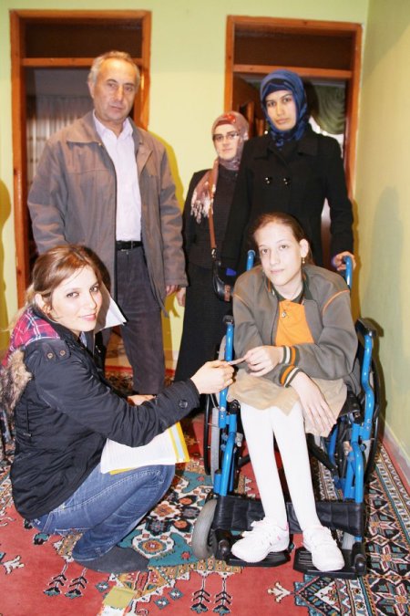 Altın çöpler, akülü araç yolu gözleyen engellilere umut oldu