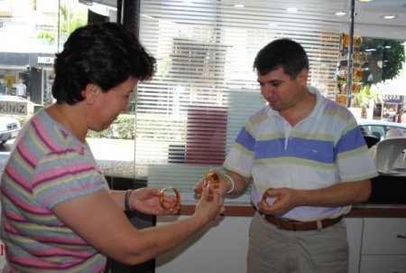 Altın Fiyatları Arttı, Turiste Satış Yapamayan Kuyumcular Sinek Avlıyor