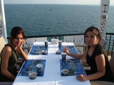 Altın Portakal Afişi Tabak Ve Bardaklarda