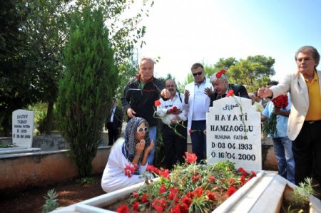 Altın Portakal Festivali için Antalya'ya gelen sanatçılar mezar ziyareti yaptı