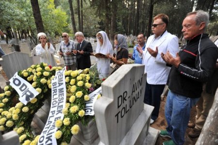 Altın Portakal Festivali için Antalya'ya gelen sanatçılar mezar ziyareti yaptı