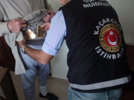 Altın ve gümüşü vücutlarına bantlayan Suriyeliler yakalandı
