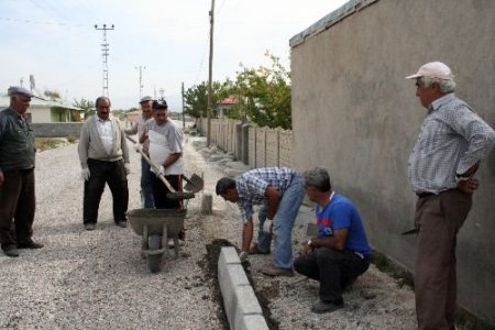 Altınbaşak Beldesinde Belediye Başkanı Ve Meclis Üyeleri Altyapı Çalışmalarında Çalışıyor