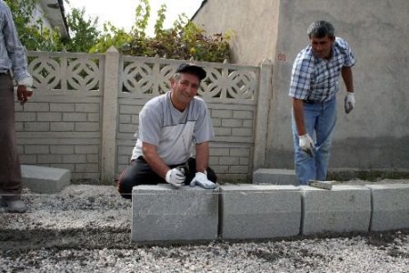 Altınbaşak Beldesinde Belediye Başkanı Ve Meclis Üyeleri Altyapı Çalışmalarında Çalışıyor
