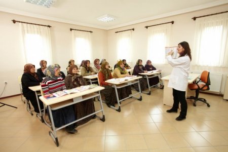 Altındağ'da 7 bin kadın, okuma-yazmayı belediyenin kurslarında öğrendi