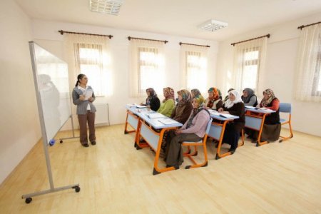 Altındağ'da 7 bin kadın, okuma-yazmayı belediyenin kurslarında öğrendi