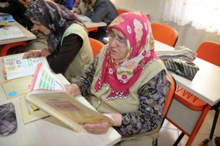 Altındağ'da 7 bin kadın, okuma-yazmayı belediyenin kurslarında öğrendi