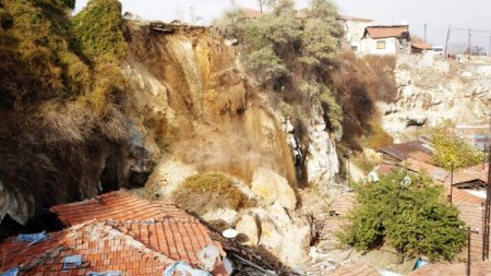 Altındağ'da heyelan anı kameraya yansıdı