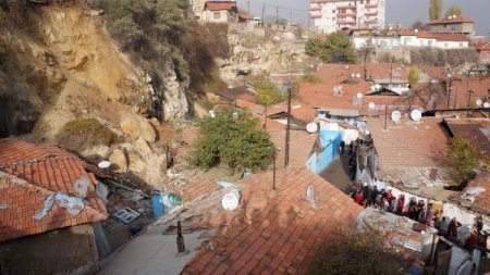 Altındağ'da heyelan anı kameraya yansıdı