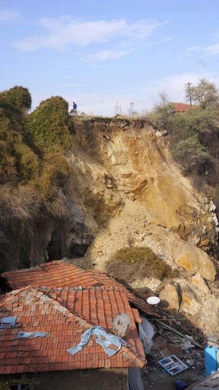 Altındağ'da heyelan anı kameraya yansıdı
