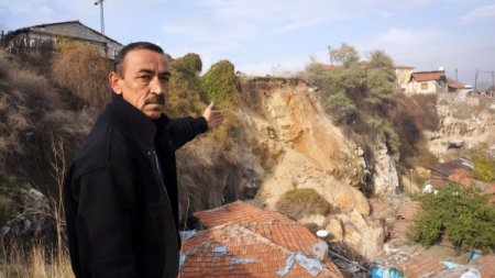 Altındağ'da heyelan anı kameraya yansıdı