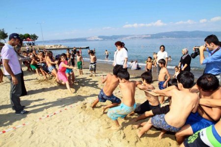 Altınkemer sahilinde engelli öğrenciler yarıştı